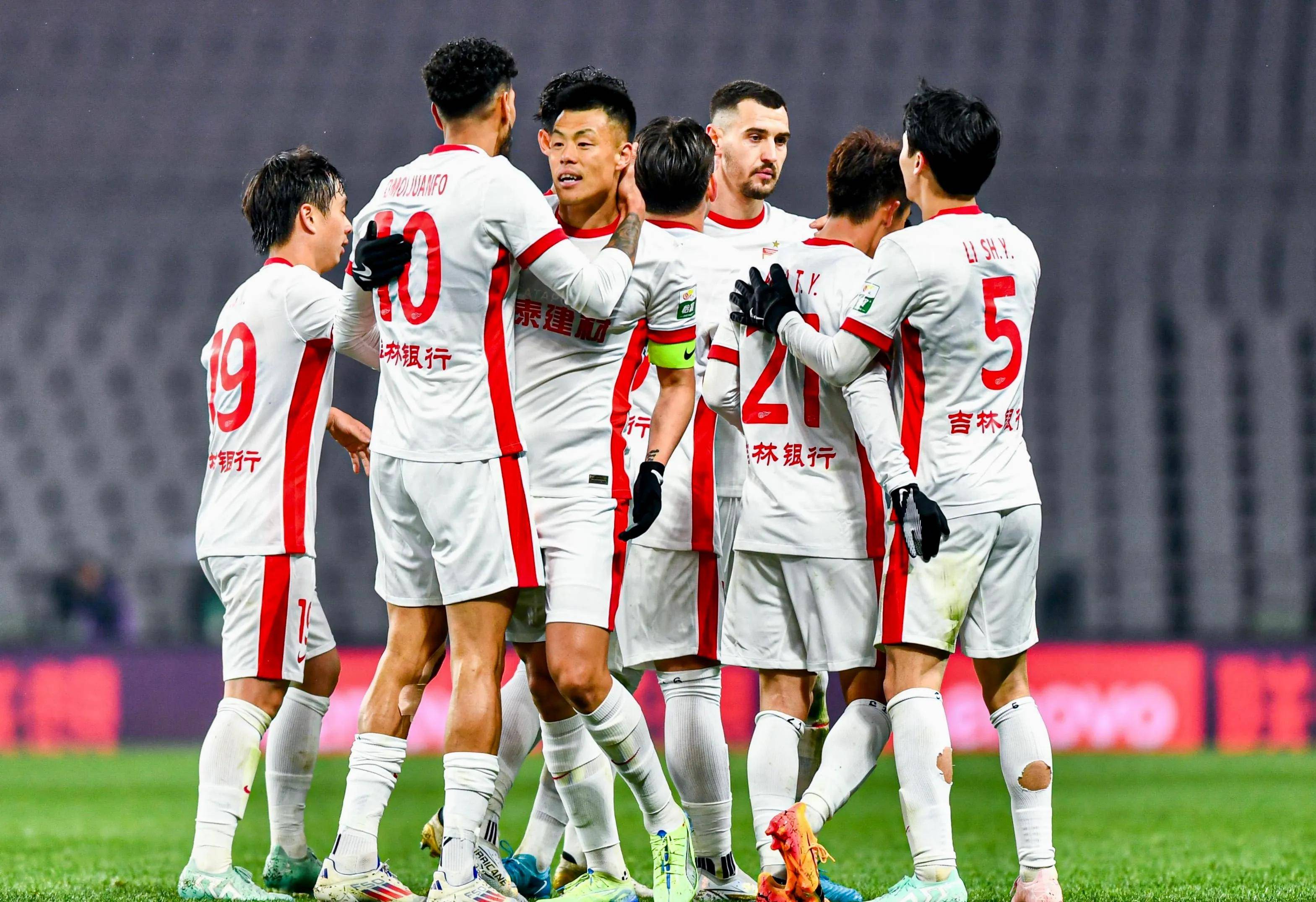 中超联赛中球队为夺冠而奋力拼搏 中超联赛中球队为夺冠而奋力拼搏