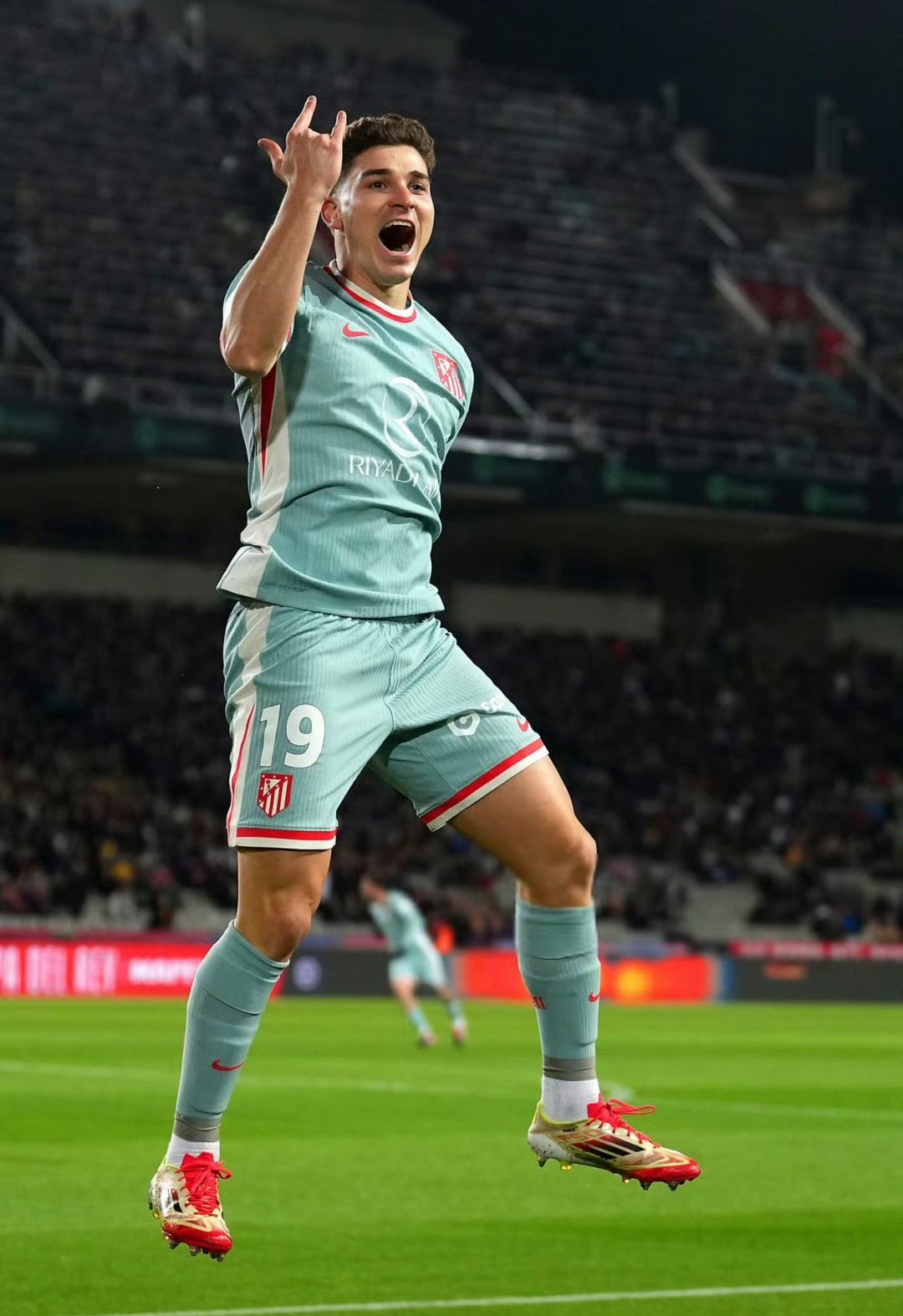 墨西哥碾压塞维利亚,阿尔瓦雷斯惊艳世界的简单介绍 墨西哥碾压塞维利亚,阿尔瓦雷斯惊艳世界的简单介绍