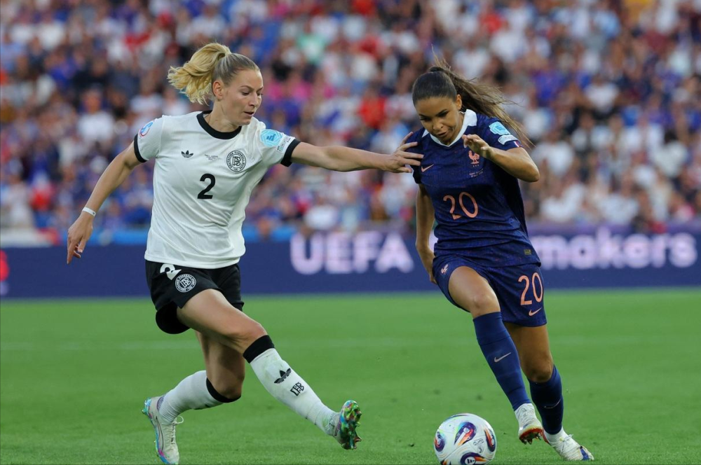 法国队主宰女足比赛