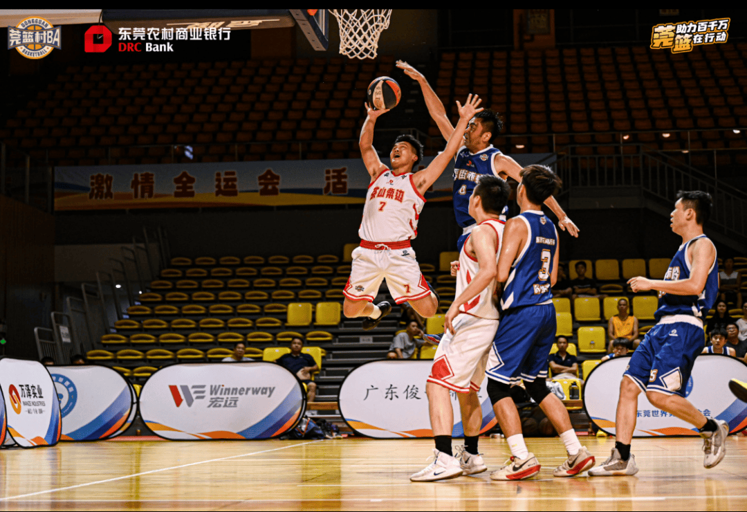 中国篮球联赛各队在比赛前进行最后冲刺