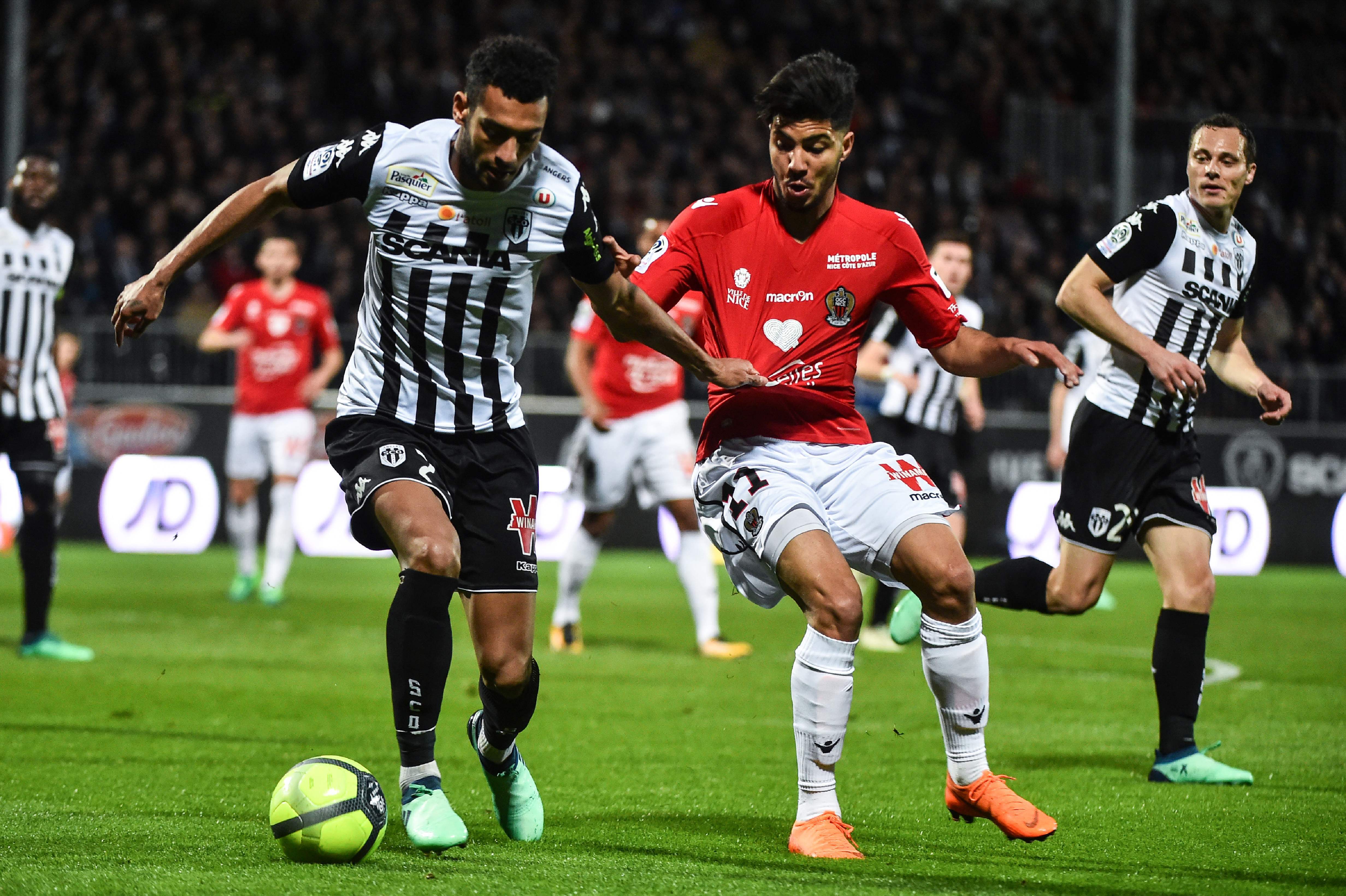 包含多特蒙德客场惨败，遭遇三连败局面堪忧的词条