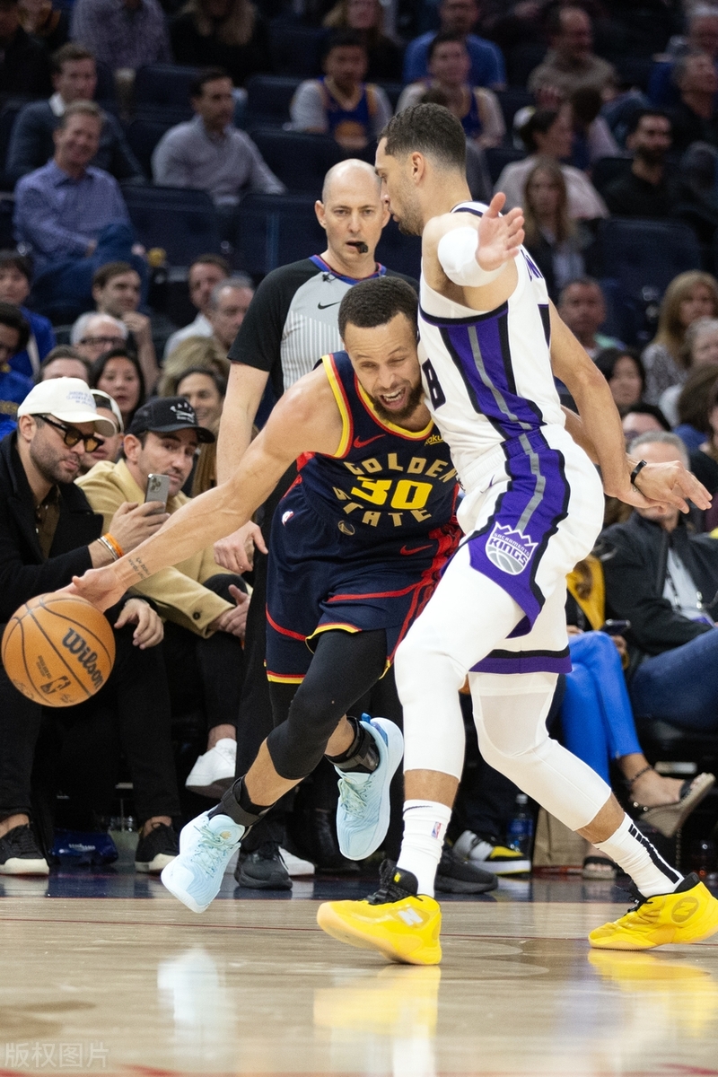 勇士逆转鹈鹕，库里再次成为全场焦点