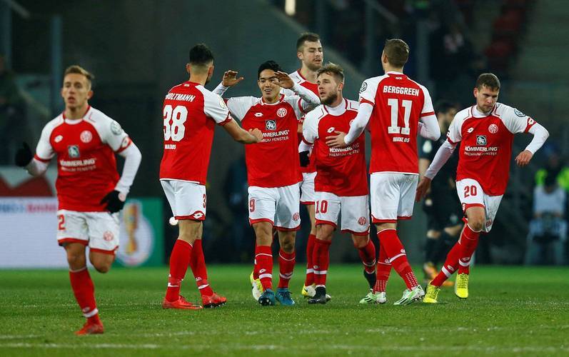 关于巴塞罗那主场胜斯拉维亚布拉格，晋级欧冠的信息